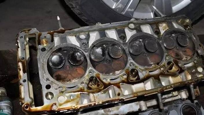 燃油车的发动机积碳是如何形成的？